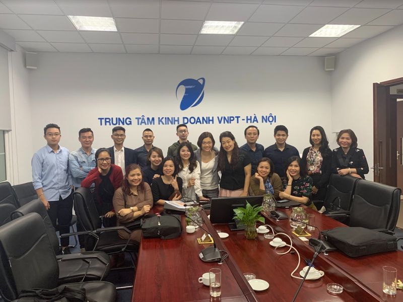Ms. Nga cùng học viên trong buổi đào tạo tại Trung tâm kinh doanh Online VNPT Hà Nội
